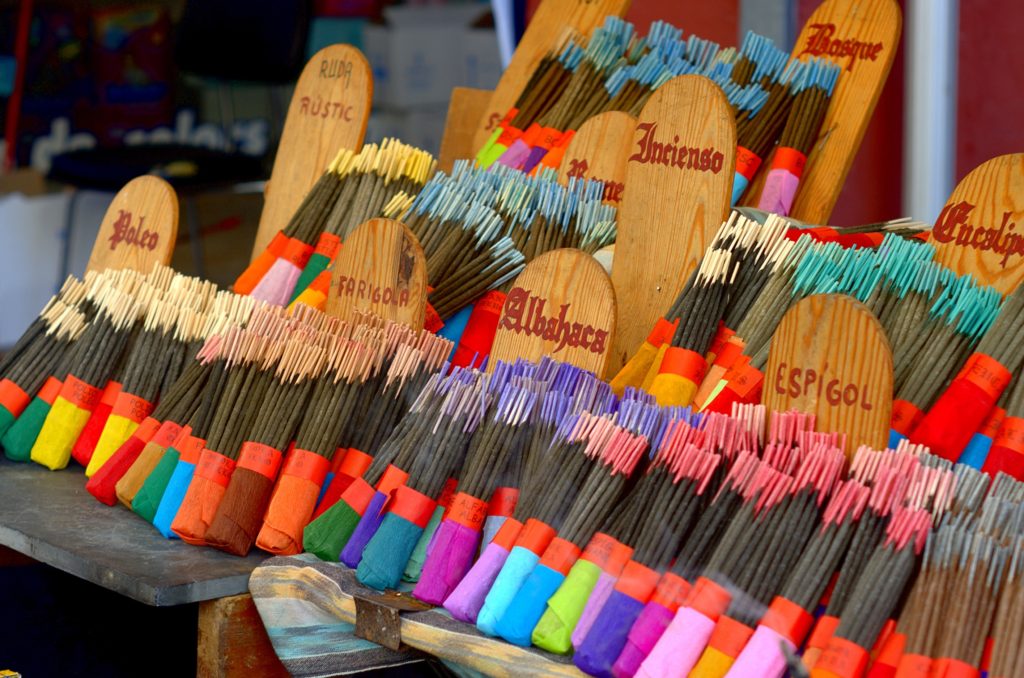 Inciensos naturales para limpieza energética y bienestar. Variedad de inciensos artesanales de hierbas naturales exhibidos en un mercado, con etiquetas de diferentes aromas.