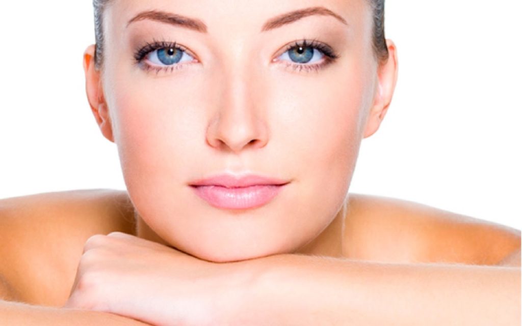 Mujer con piel radiante y saludable, ejemplo de una rutina de cuidado facial efectiva