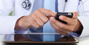 Médico consultando una app de salud en su movil