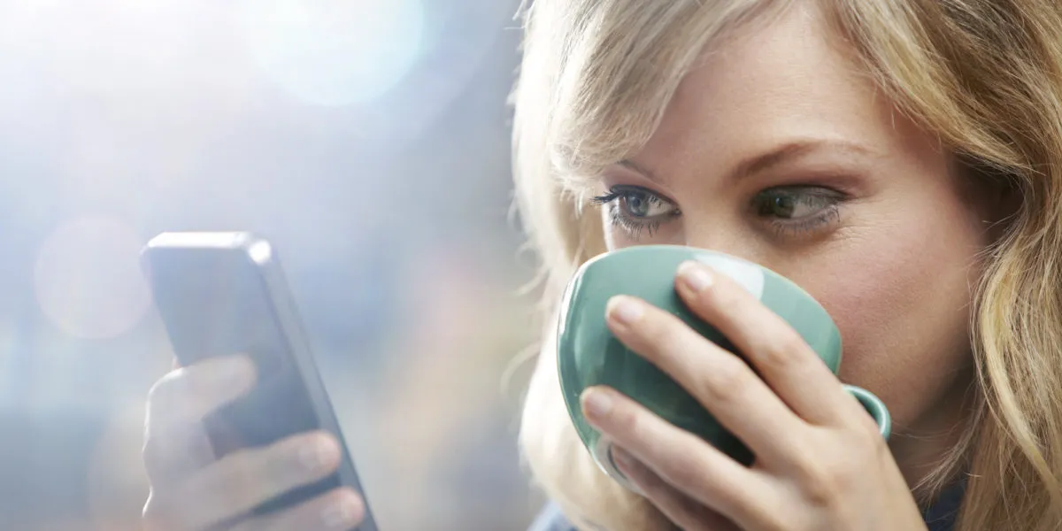 Abusar del celular lastima tu cuerpo y tu mente: claves para prevenir