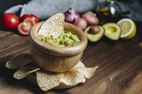 Guacamole fresco hecho con palta (aguacate), una forma deliciosa de consumir grasas saludables y magnesio para combatir la fatiga y mejorar la salud.