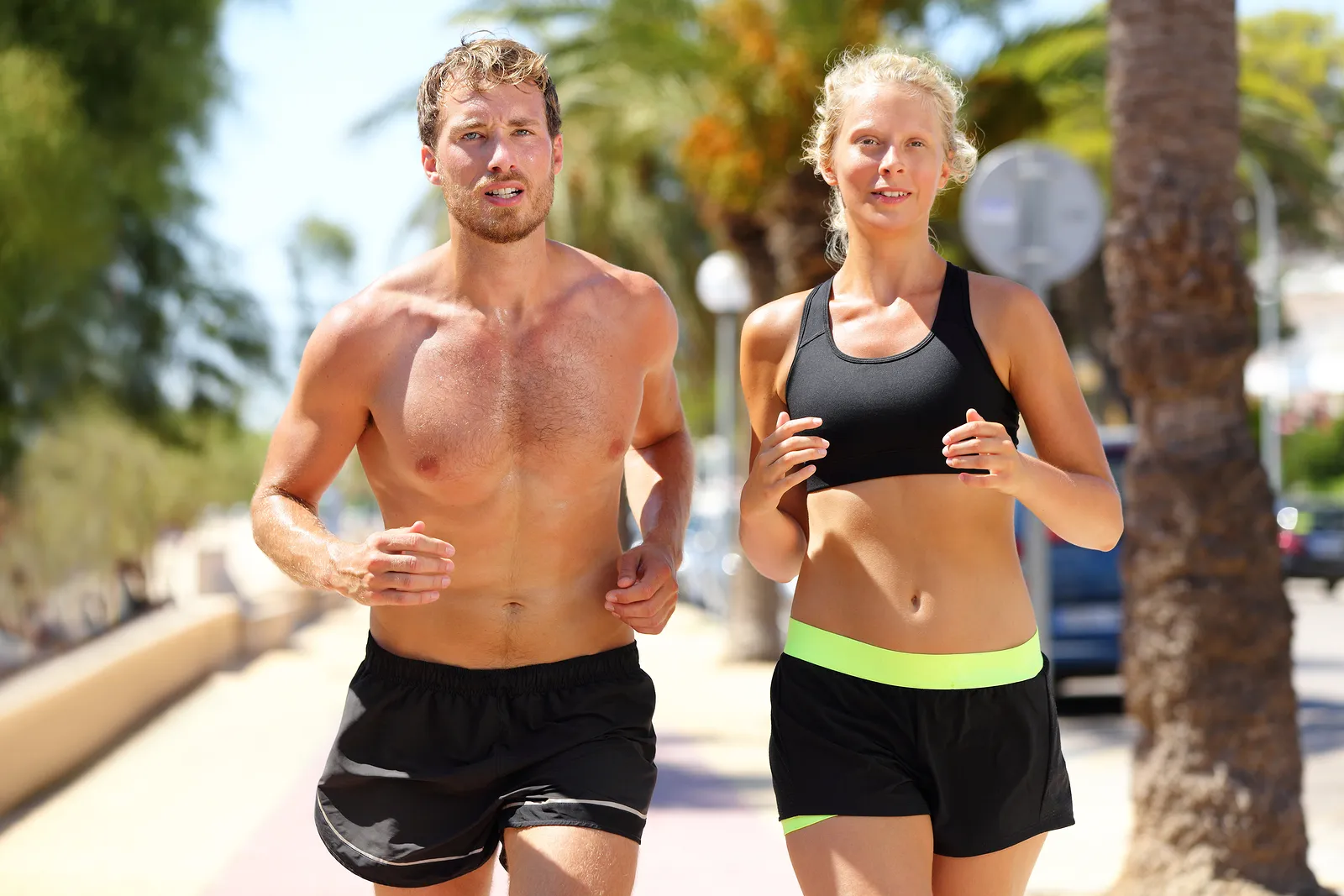 Pareja haciendo running al aire libre