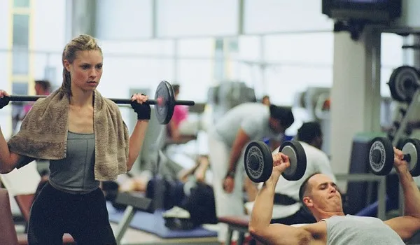 personas haciendo actividad fisica en un gimnasio