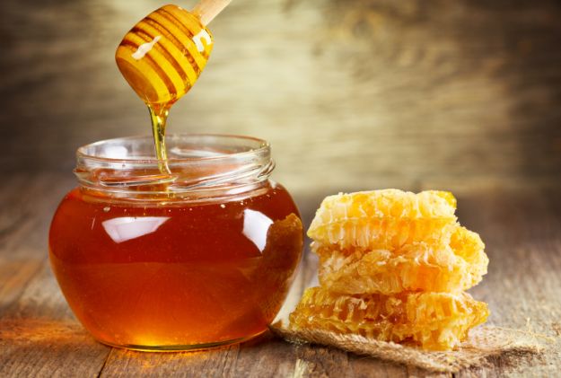 beneficios tiene la miel de abeja en ayunas