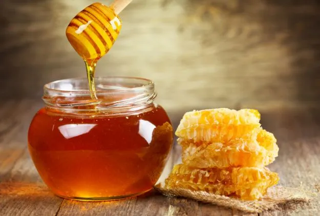 beneficios tiene la miel de abeja en ayunas