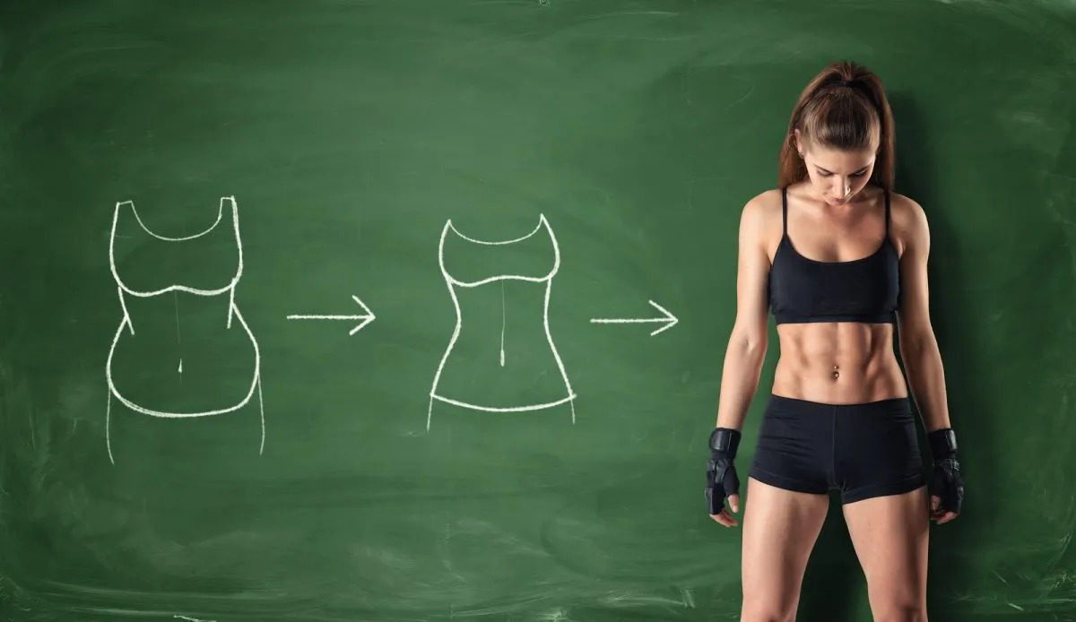 Mujer fit frente a un pizarrón con dibujo del proceso de pérdida de peso, simbolizando el efecto de la leptina en el metabolismo.