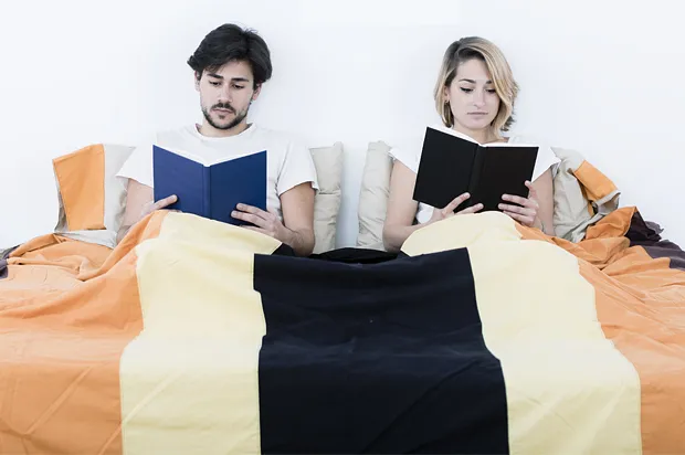 Compartir actividades o hobbies es importante para cuidar la sexualidad Pareja leyendo en la cama sin contacto íntimo