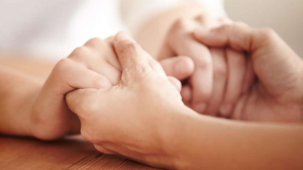 Unión de manos expresando solidaridad, empatía y compasión