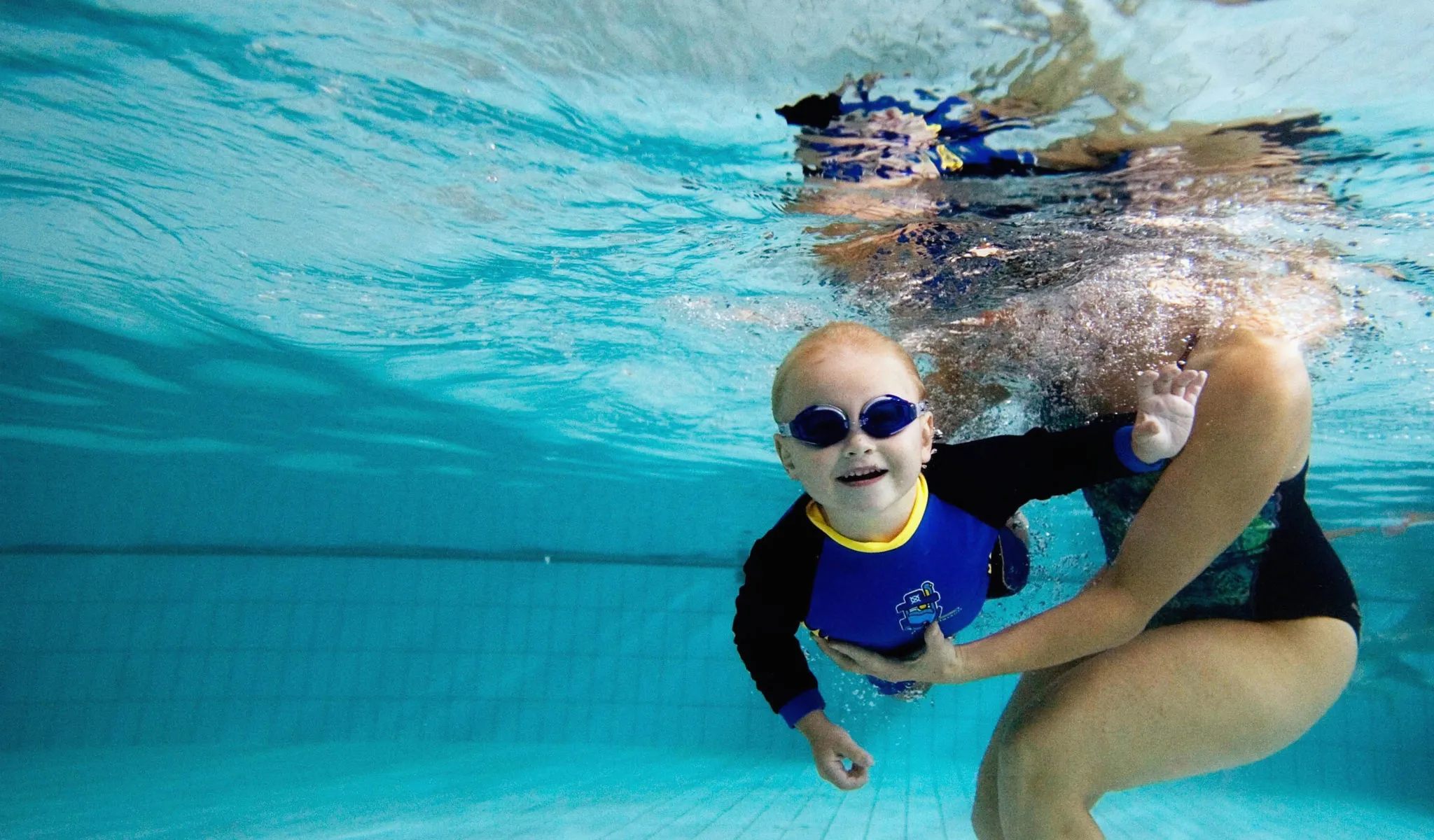 niños en la piscina