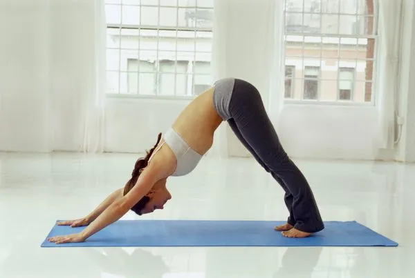 vo2-max-estilo-de-vida-saludable Mujer practicando yoga, un ejemplo de cómo mejorar el VO2 Max es un estilo de vida que impacta tu salud general y calidad de vida diaria.