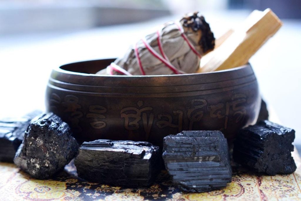 Cuenco con palo santo quemado para alejar malas vibras
