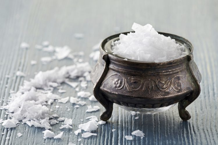 La sal es uno de los purificadores más usados en Feng Shui para absorber energía densa. Sal marina para la limpieza energética de una casa