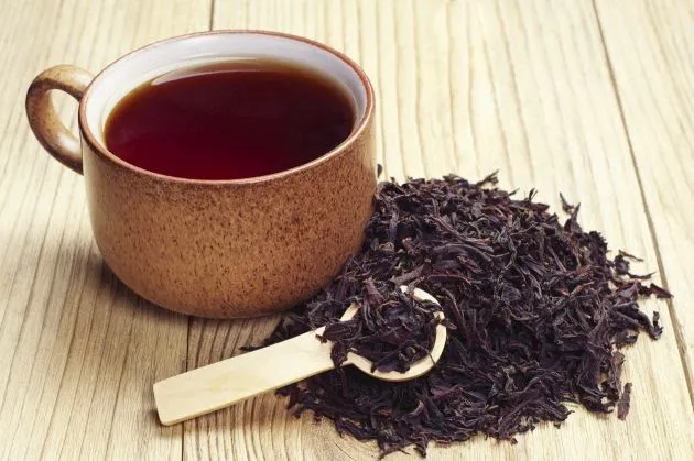 Té de Boldo: Tu Remedio Natural para la Digestión y el Hígado. Taza de té de boldo con sus hojas secas, una infusión con grandes beneficios para la salud digestiva.
