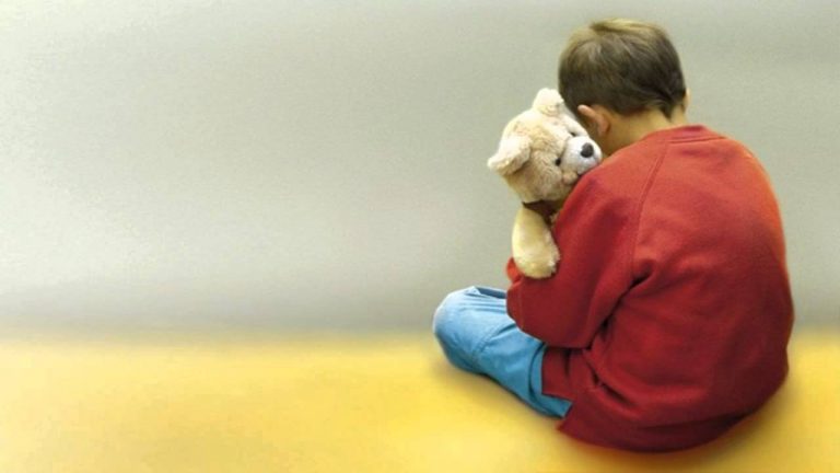 niño pequeños aislado con su peluche
