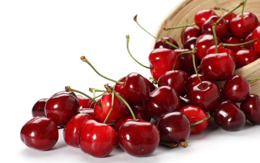 ¿Las cerezas engordan? Propiedades y beneficios de una fruta deliciosa 2 Cesta de cerezas rojas y frescas