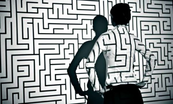 Decisiones difíciles: el método 10-10-10 te ayudará a decidir 2 Mujer pensando frente a un laberinto
