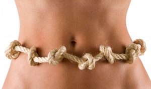 Símbolo visual del estreñimiento: abdomen con cuerda anudada alrededor para representar dificultad intestinal.