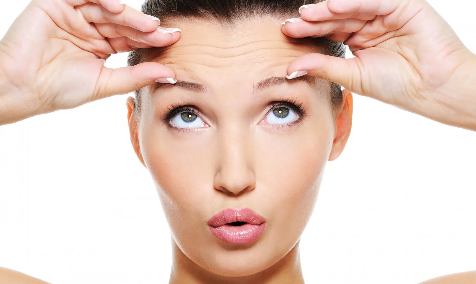 Ejercicios faciales para prevenir arrugas en la frente y rejuvenecer la piel.