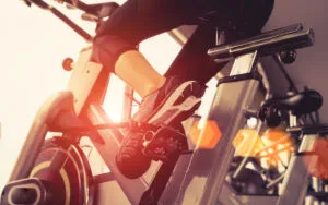 mujeres haciendo spinning en eun gimnasio