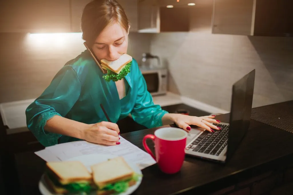 mujer estrés comida sueño