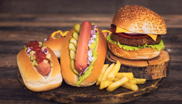 Hot dog, hamburguesa, salchichas, patatas fritas: alimentos procesados que dañan la salud