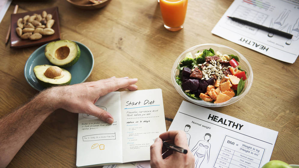 Estrategias psicológicas que nos ayudan a adelgazar 5 Mujer anotando alimentos en una planilla