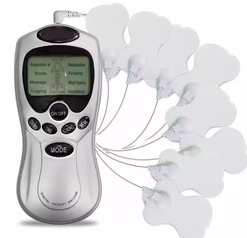
Electroestimulador muscular portátil con sus parches de electrodos, usado para mantenerse en forma y perder peso.