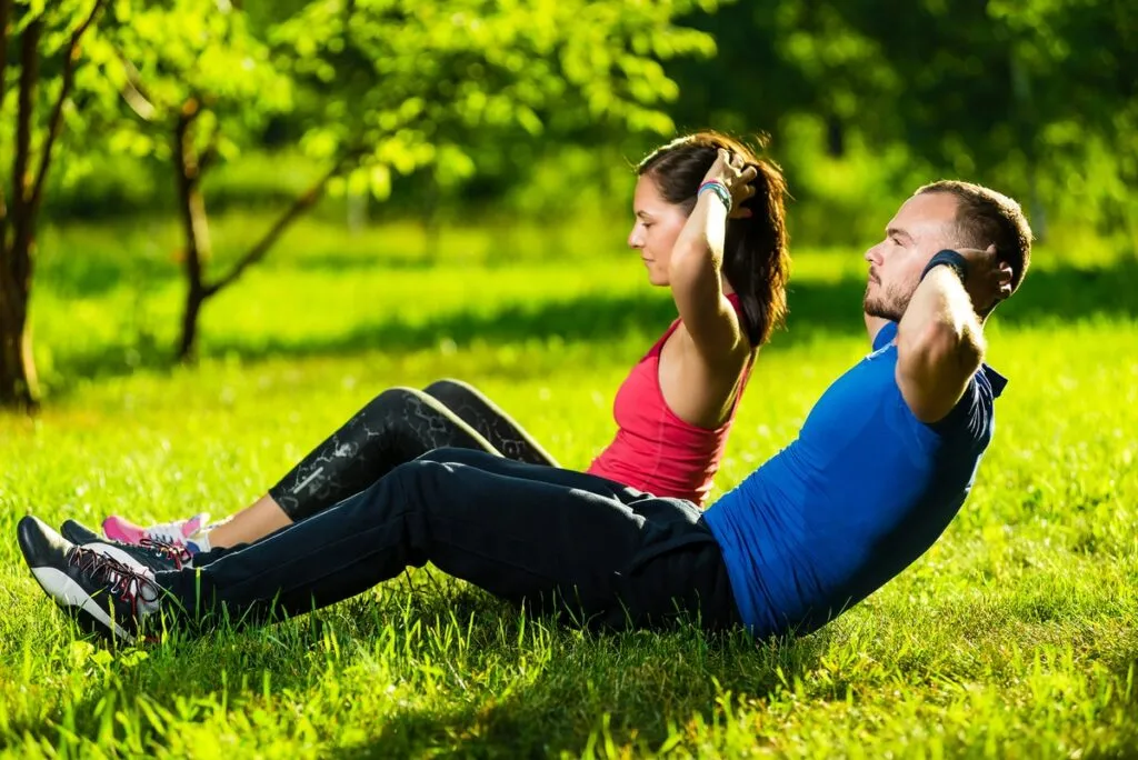 rutina-de-ejercicio-para-mejorar-vo2-max Pareja realizando una rutina de ejercicio al aire libre, un método para mejorar el VO2 Max combinando cardio y alta intensidad.