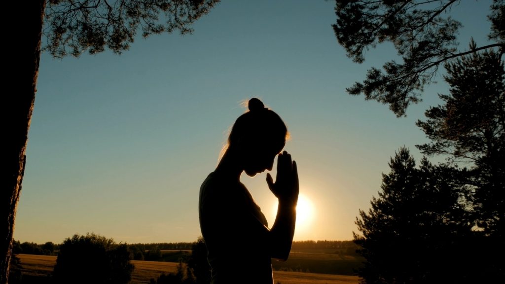 La espiritualidad y la energía cambian cuando actuamos sobre ellas Mujer haciendo yoga al atardecer