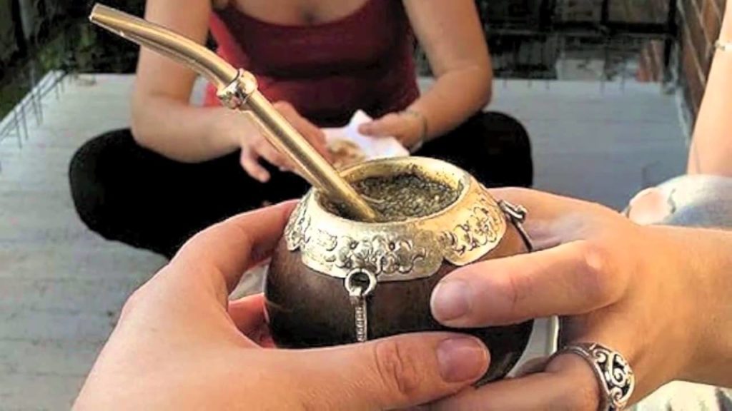 El mate invita a socializar Ronda de mate compartiendo de mano en mano