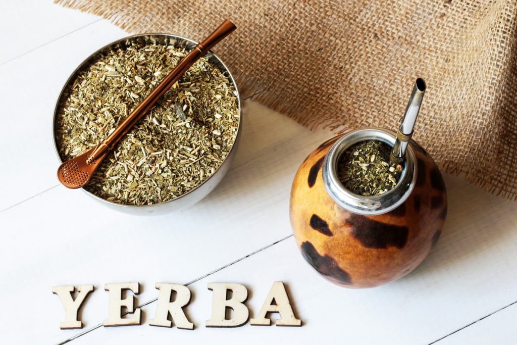 Propiedades de la yerba mate para la salud Mate argentino con yerba, bombilla y cucharita