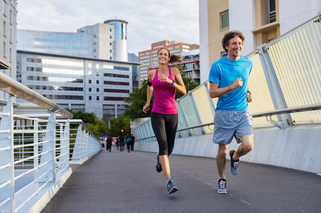 Pareja corriendo al aire libre para mejorar la salud