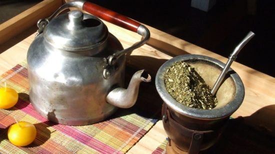 La pava de mate convoca al encuentro Pava y mate con limón y dulces para la merienda