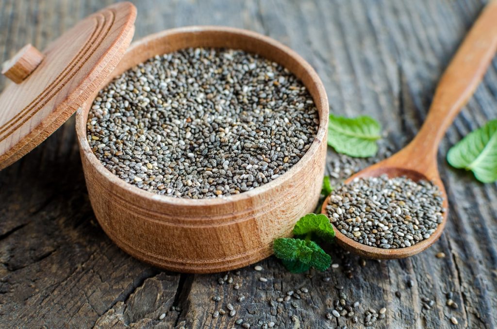 Semillas de chía en un cuenco de madera, una poderosa fuente de magnesio y antioxidantes perfectas como topping para yogur o ensaladas