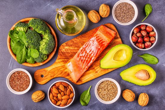 Simplifica tus Mañanas: Planifica tu Desayuno la Noche Anterior. Alimentos saludables como salmón y aguacate preparados para planificar el desayuno y evitar decisiones por la mañana.