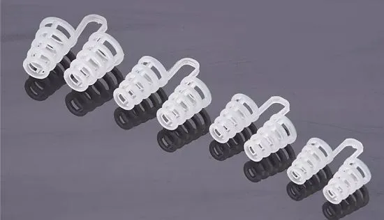 Dilatador Nasal: La Solución Simple para Dejar de Roncar. Primer plano de varios dilatadores nasales anti ronquido, un dispositivo para dejar de roncar.