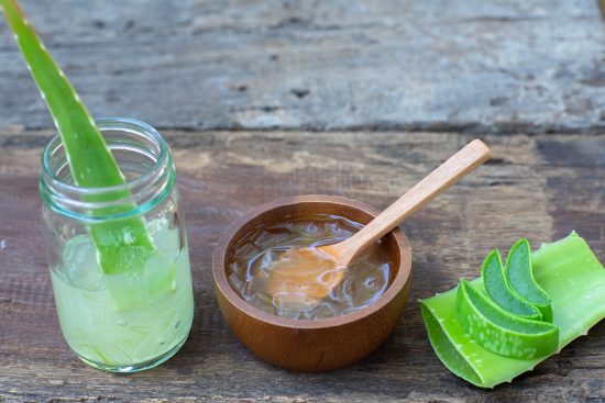 Aplicar aloe sobre el cuero cabelludo ayuda a reducir la irritación y controlar la descamación. aloe vera para el cabello