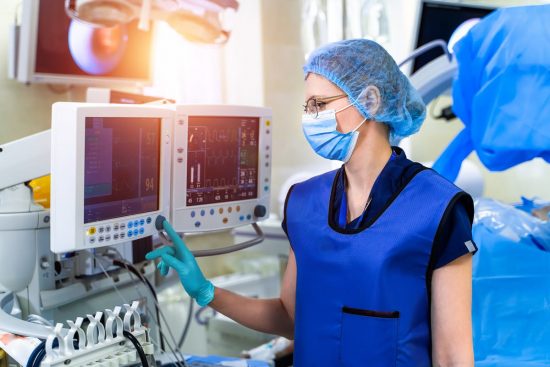 Médicos intensivistas trasladando a un paciente en una unidad de cuidados intensivos Médica mirando un monitor. Imagen que refleja la labor intensa y fundamental de los médicos intensivistas