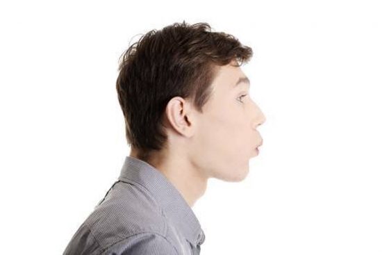 Joven practicando respiración abdominal