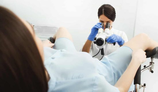 La salud sexual y el bienestar íntimo forman parte del autocuidado en todas las etapas de la vida. Exploración ginecológica realizada por una médica