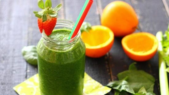 Batido verde de moringa y espinaca preparado para ayudar a la salud del corazón