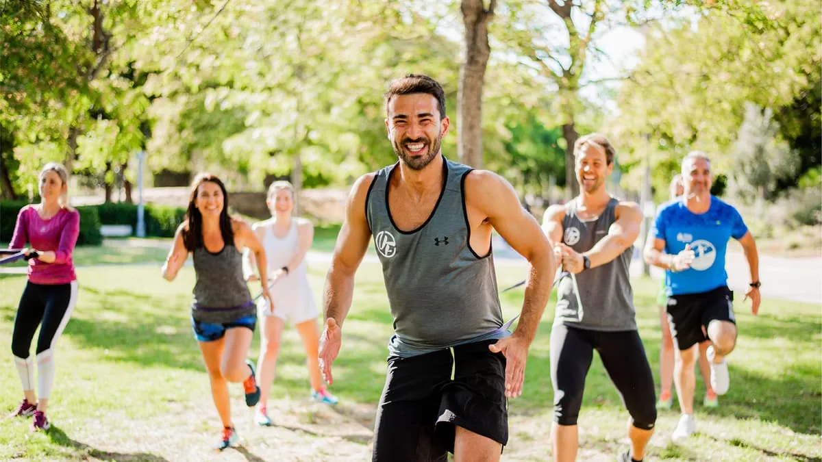 gente haciendo actividad fisica al aire libre en grupo