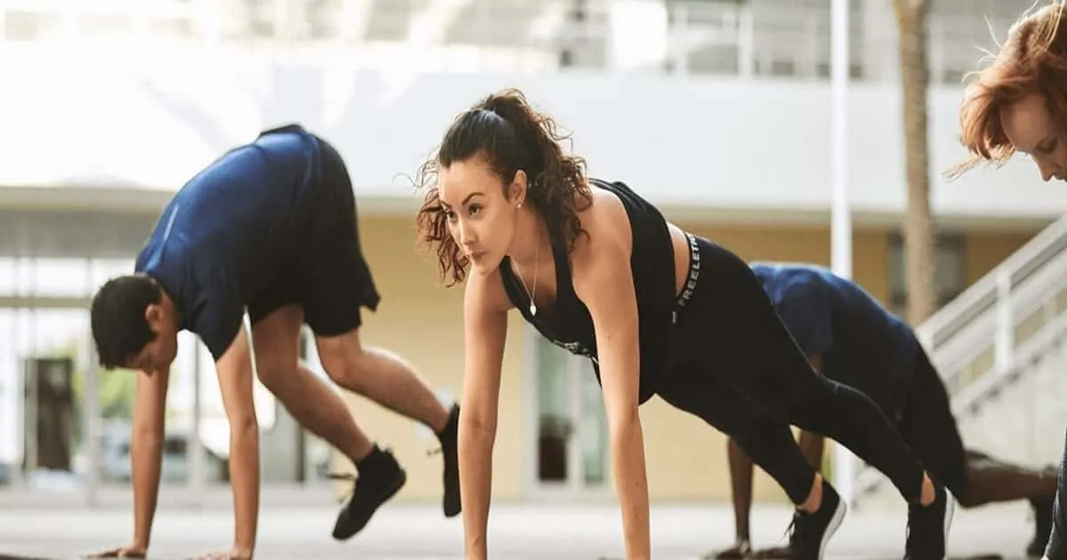 Ejercicios de burpees sencillos para entrenar desde casa