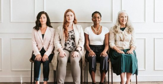 Diversidad femenina: las mujeres somos muy diferentes y debemos cerebrarlo Mujeres diferentes simbolizando la diversidad femenina en lo que es estética y apariencia