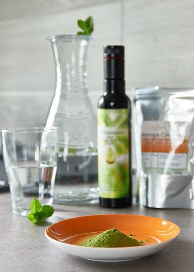 Diferentes productos de moringa, como aceite y suplementos, cuyas interacciones con medicamentos deben ser consultadas con un médico.