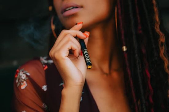 Mujer joven usando vaper