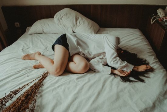 Mujer acostada con dolor de estomago 