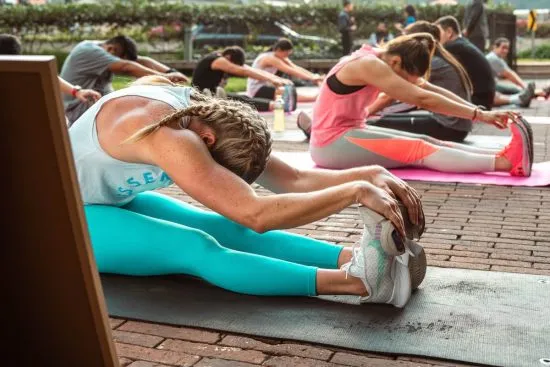 Grupo de personas practicando yoga para mejorar la flexibilidad