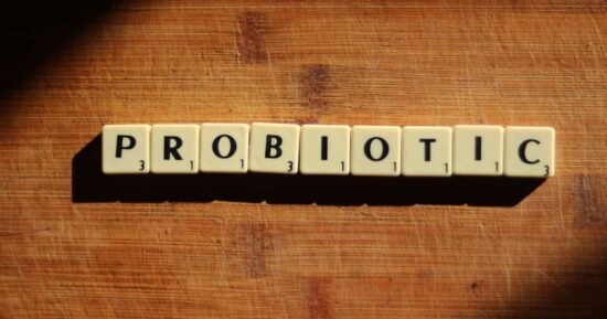 La palabra 'Probiotic' con letras, explicando cómo los prebióticos de la manzana alimentan a estas bacterias para proteger la flora intestinal.