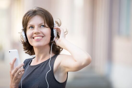 Mujer disfrutando las mejores apps para el cuidado personal